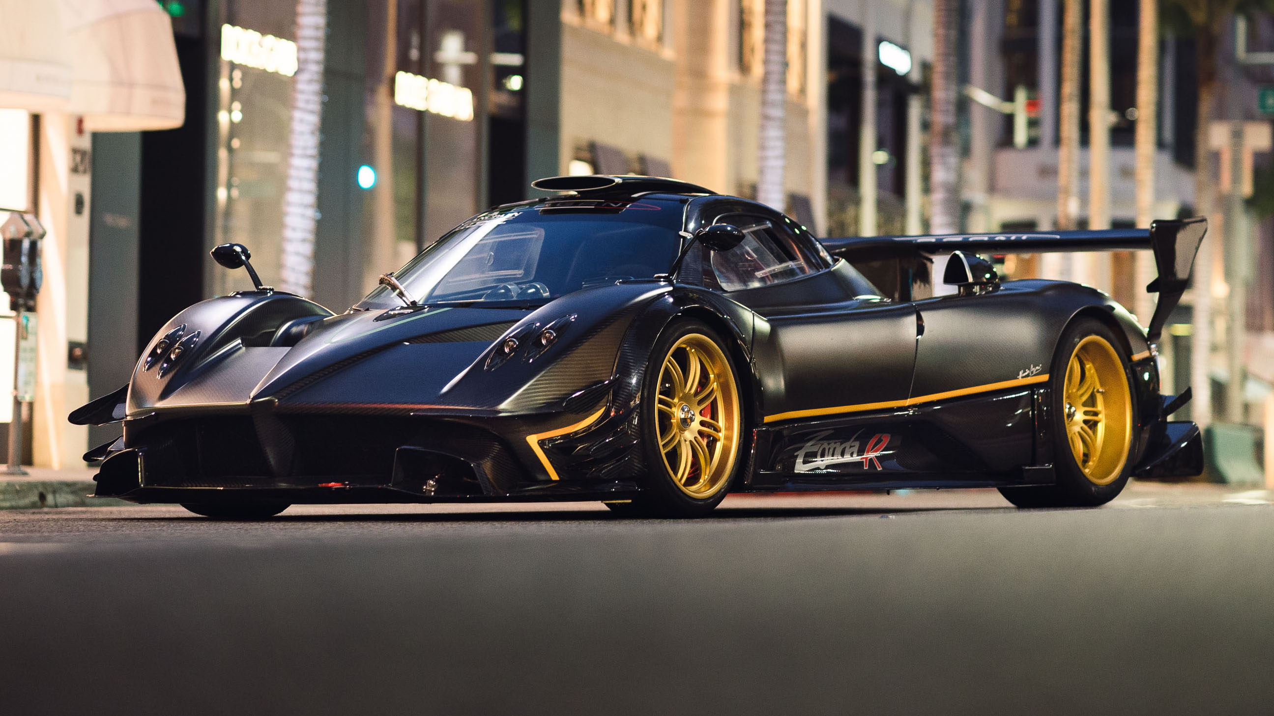 Pagani Zonda R — exterior, carbon fiber bodywork with gold-spoke wheels